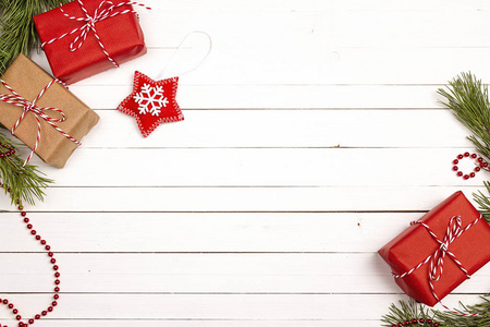 圣诞背景与礼品盒和装饰在白色窝