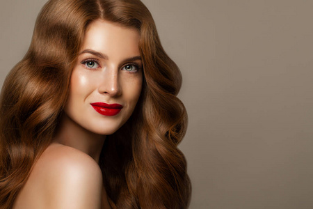 带红色卷发的微笑的妇女。完美红发模特