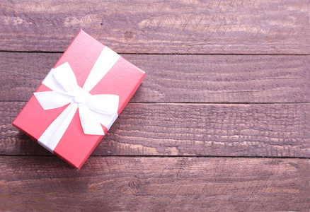 带弓的礼物箱子在木背景, 圣诞节礼物