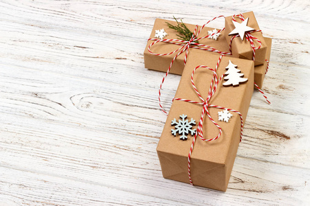 木制背景下的雪花装饰圣诞礼品盒