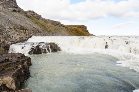 峡谷 Gullfoss 瀑布的急流观