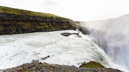 流 Gullfoss 瀑布和喷洒在峡谷