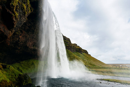 冰岛的洞穴和 Seljalandsfoss 瀑布