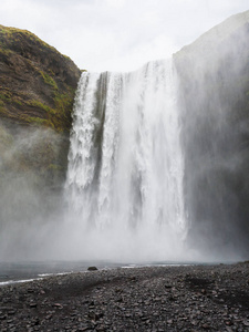 Skogafoss 瀑布的看法在冰岛