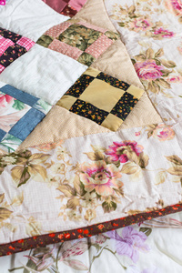 家, 复古, 爱好概念。一个令人难以置信的自制毯由莎婷做的错落有致的风格与装饰有花瓣, 植物和景观