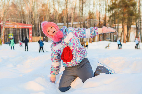 女孩溜冰是在雪地里