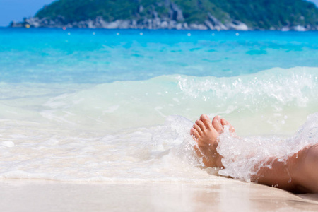 女性的腿在安达曼海的背景下。假期假期