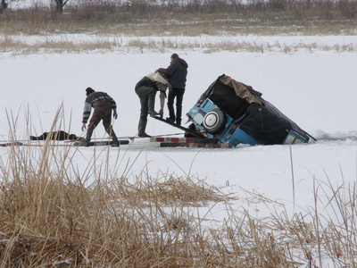 男人试图把车淹死在冰下