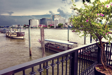 曼谷的城市景观。河景湄南河