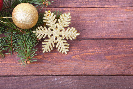 圣诞节或新年背景 木制背景下的毛皮树树枝彩色玻璃球装饰和锥体