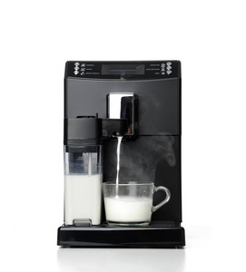 咖啡机和美式煮牛奶为拿铁或卡布奇诺准备过程