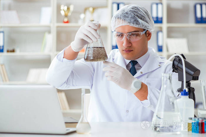 年轻的研究员科学家做水测试污染实验