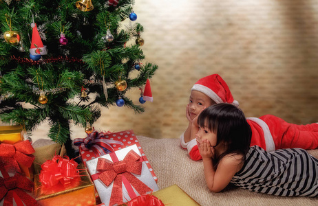 圣诞快乐可爱的小孩子正在装饰圣诞 tr