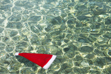 在热带海洋中的圣诞老人帽子