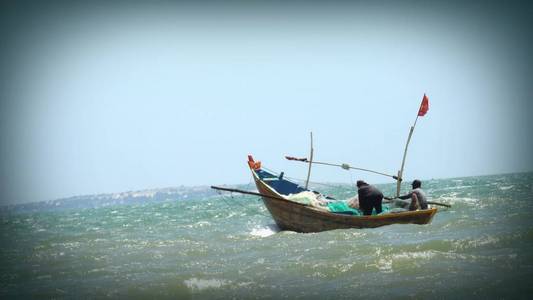 越南海滩上的渔船