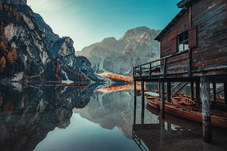 船在 Braies 湖 Pragser Wildsee。白云岩山意大利