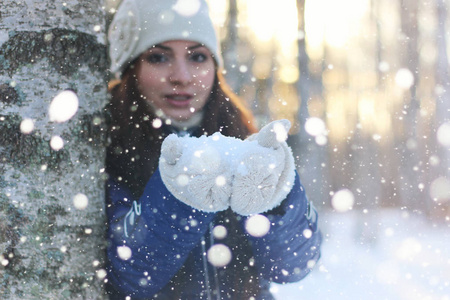 冬天的女孩雪球