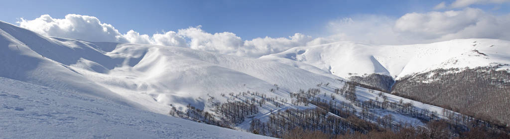 喀尔巴阡山景观。雪山全景