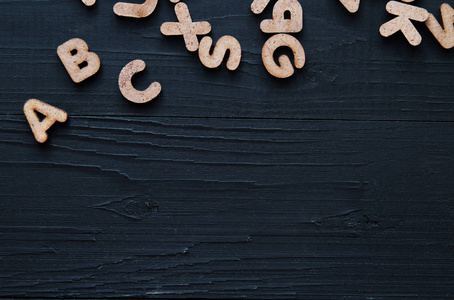 特写木制字母表学习英文字母，ABC在blackbroad上作为背景作文