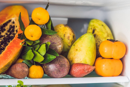 开放式冰箱充满新鲜水果和蔬菜, 生食概念, 健康饮食概念