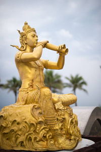 泰国的金色雕塑艺术图片