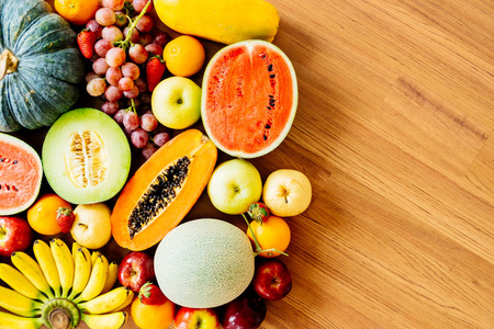 木制背景下的什锦混合水果与复制空间健康食品概念