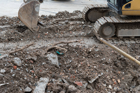 挖土机拆除混凝土和砖石碎片