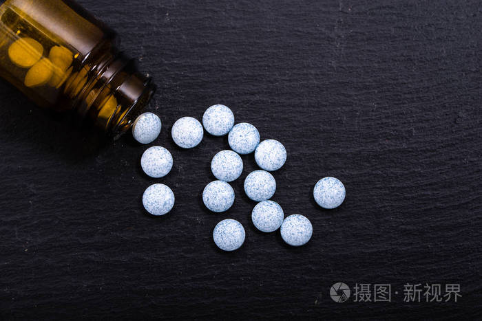 在黑色背景上的药物