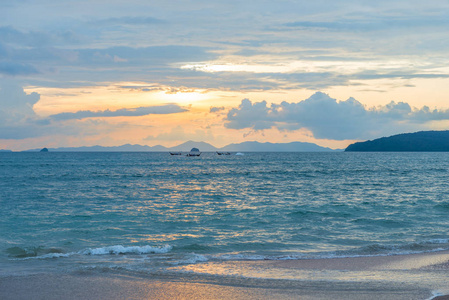 三艘传统的泰国船在海上美丽的日落