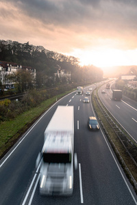 日落时的高速公路。 公路运输。 高速公路上交通拥挤。