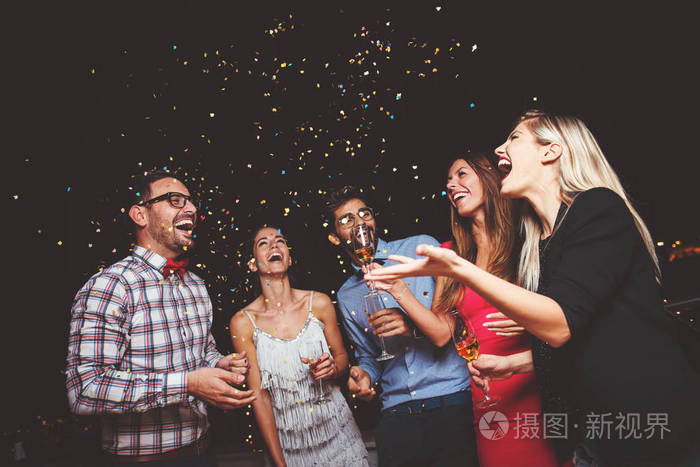 一群人在屋顶上开派对照片-正版商用图片108ru6-摄图