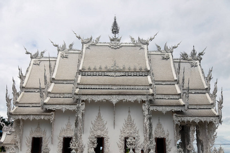 晴天美丽的泰国寺庙正面