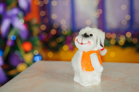 玩具狗是新2018年圣诞树背景下的象征，带来了幸福