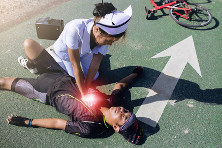 女护士帮助紧急 Crp 对骑脚踏车的人，在一次事故
