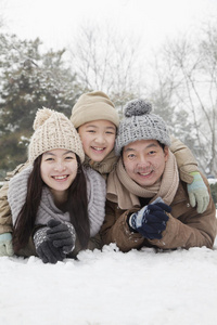 一家人躺在雪地里照相