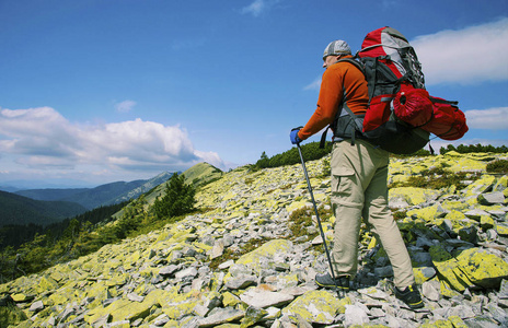 带着背包和帐篷夏天登山活动