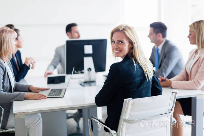 有魅力的微笑女售货员在办公室开会的照片