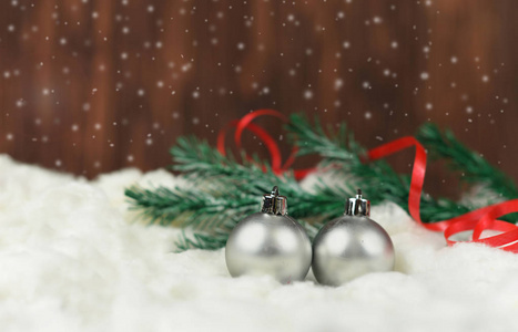 圣诞节装饰在圣诞树上的银色的玩具球