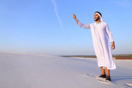 在晴朗的夏天下午沙漠的穆斯林男子的画像