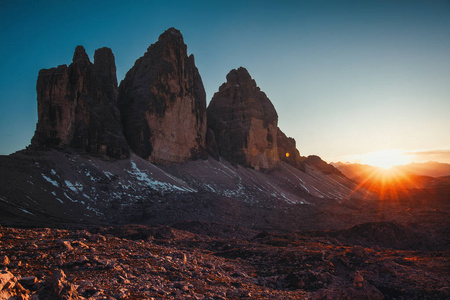 Cime di Lavaredo 在日落在白云岩在意大利, 欧洲