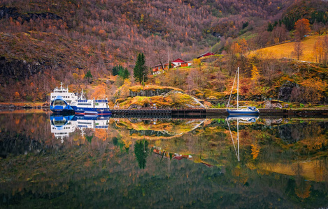 渡轮和船停泊在火焰海湾海岸