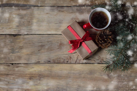 包装礼品, 一杯茶, 云杉锥和云杉树枝。锡
