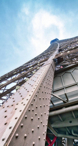 埃菲尔铁塔顶部结构, 在阴天的天空观巴黎