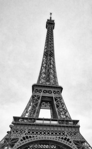 埃菲尔铁塔在多云的冬日巴黎