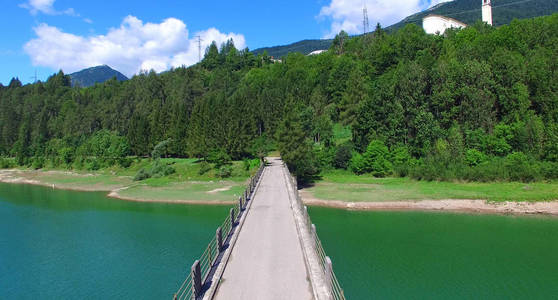 美丽的 alpin 湖, 夏季立交桥鸟瞰图