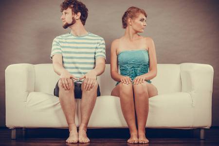 男人和女人在坐在沙发上的分歧