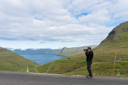 摄影师从山丘上拍下 kaldbaksfjordur 峡湾的照片