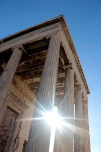 雅典卫城上的帕台农神庙灯光穿过希腊