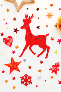 圣诞节和新年假日背景与装饰。红鹿和金色闪亮的球, 雪花和星星五彩纸屑。平躺, 顶部视图