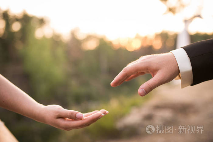 男人和女人的手互相伸手